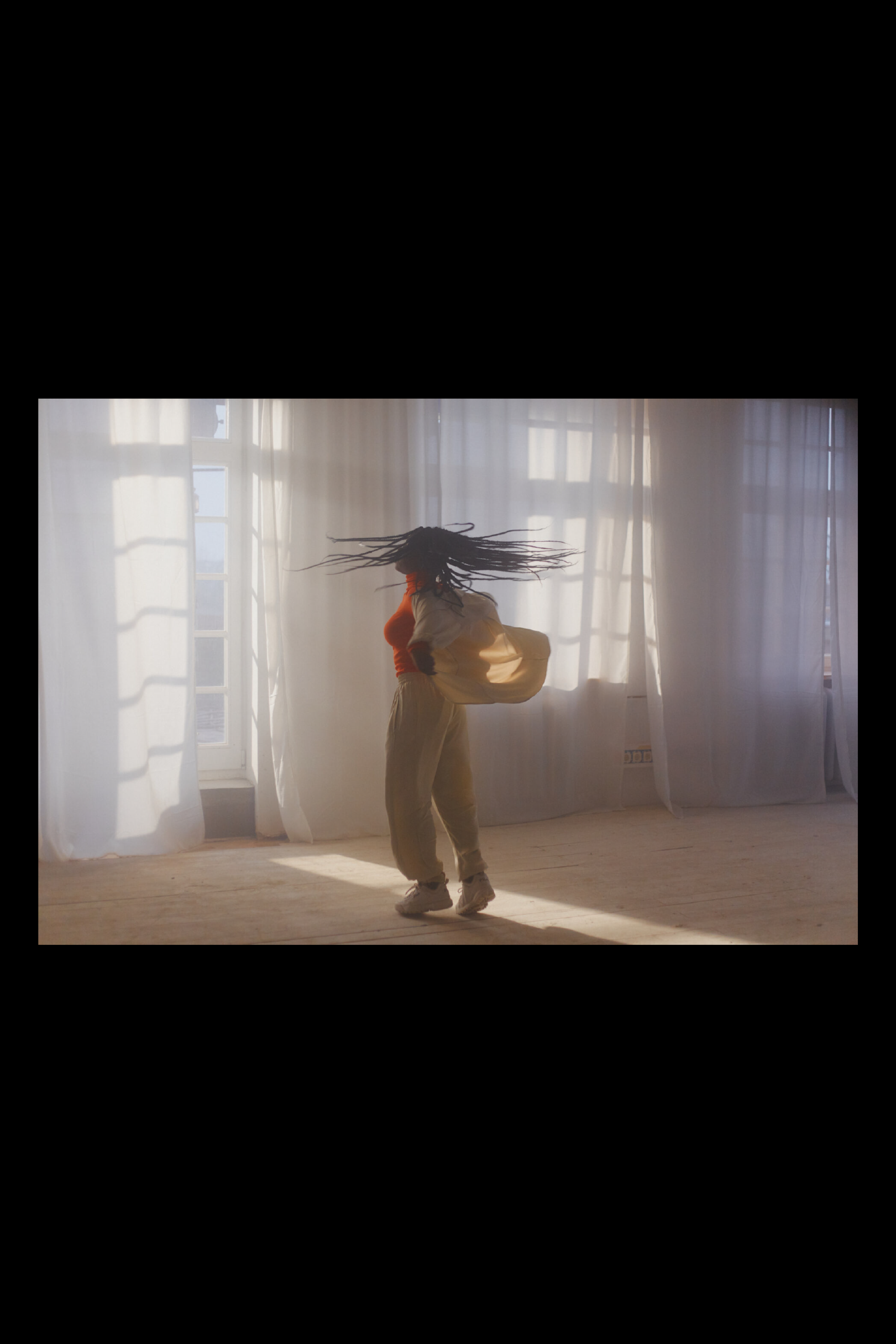 Photography of a dancer in a interior space and warm light