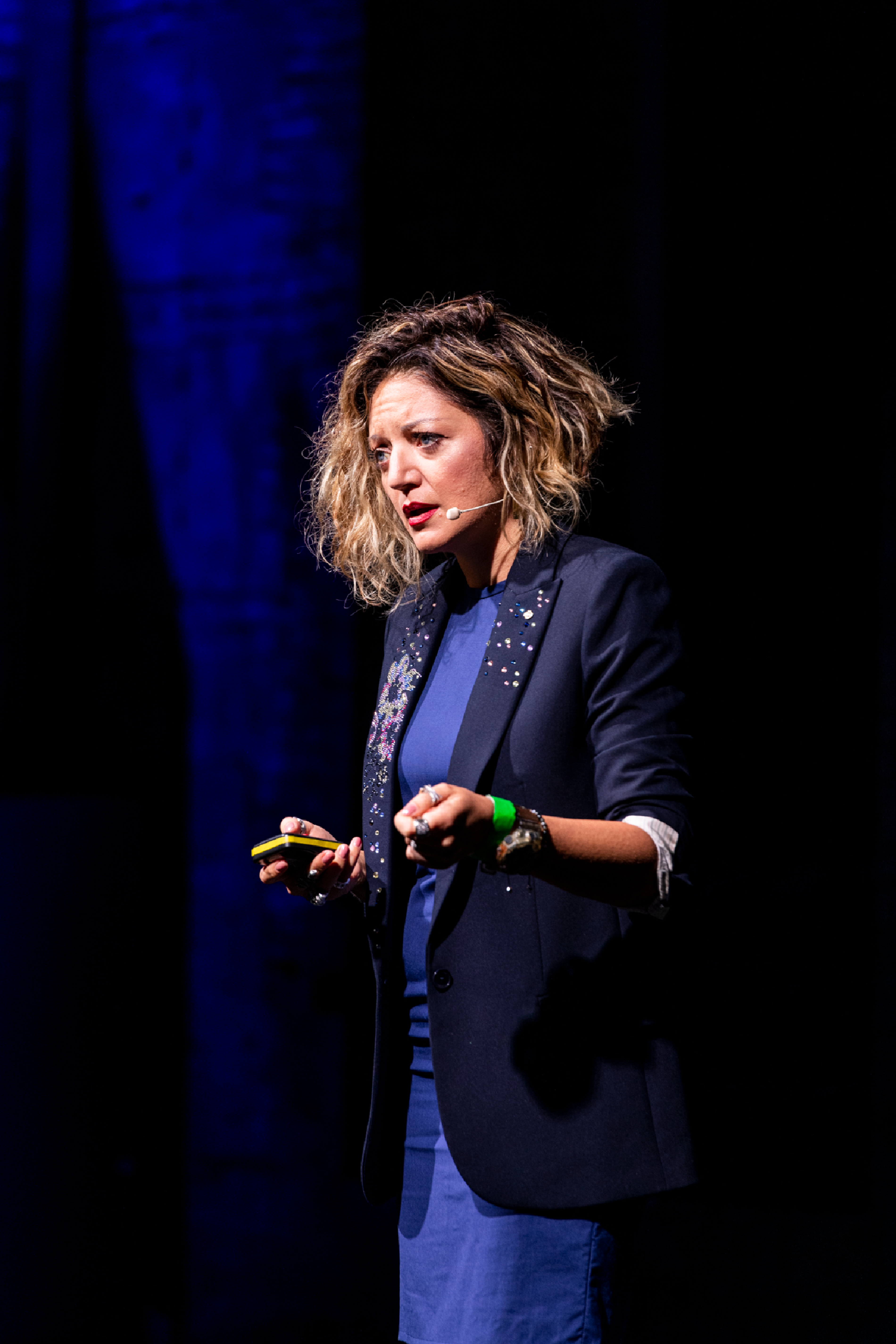 Vittoria Colizza speaks on stage at "Connections" in Torino.